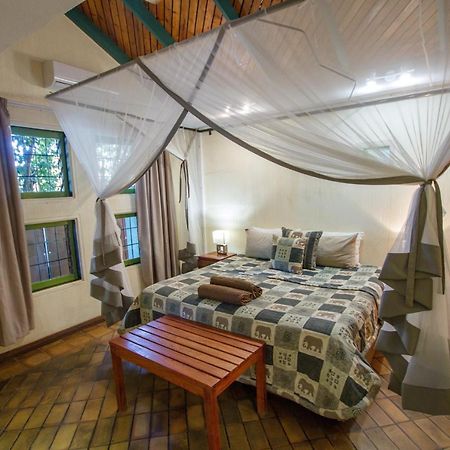 Flatdog Lodge Victoria Falls Extérieur photo
