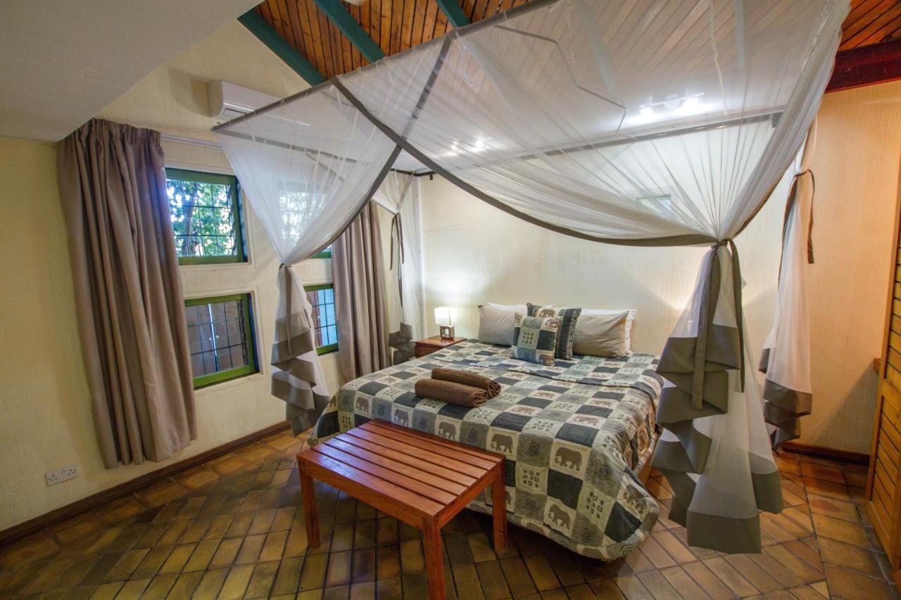 Flatdog Lodge Victoria Falls Extérieur photo